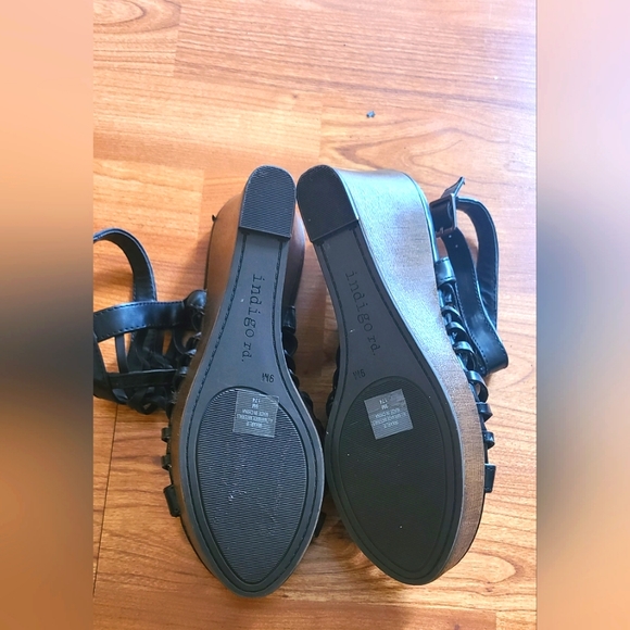Indigo Rd. Black Strappy Wedge Sandals - Picture 4 of 5